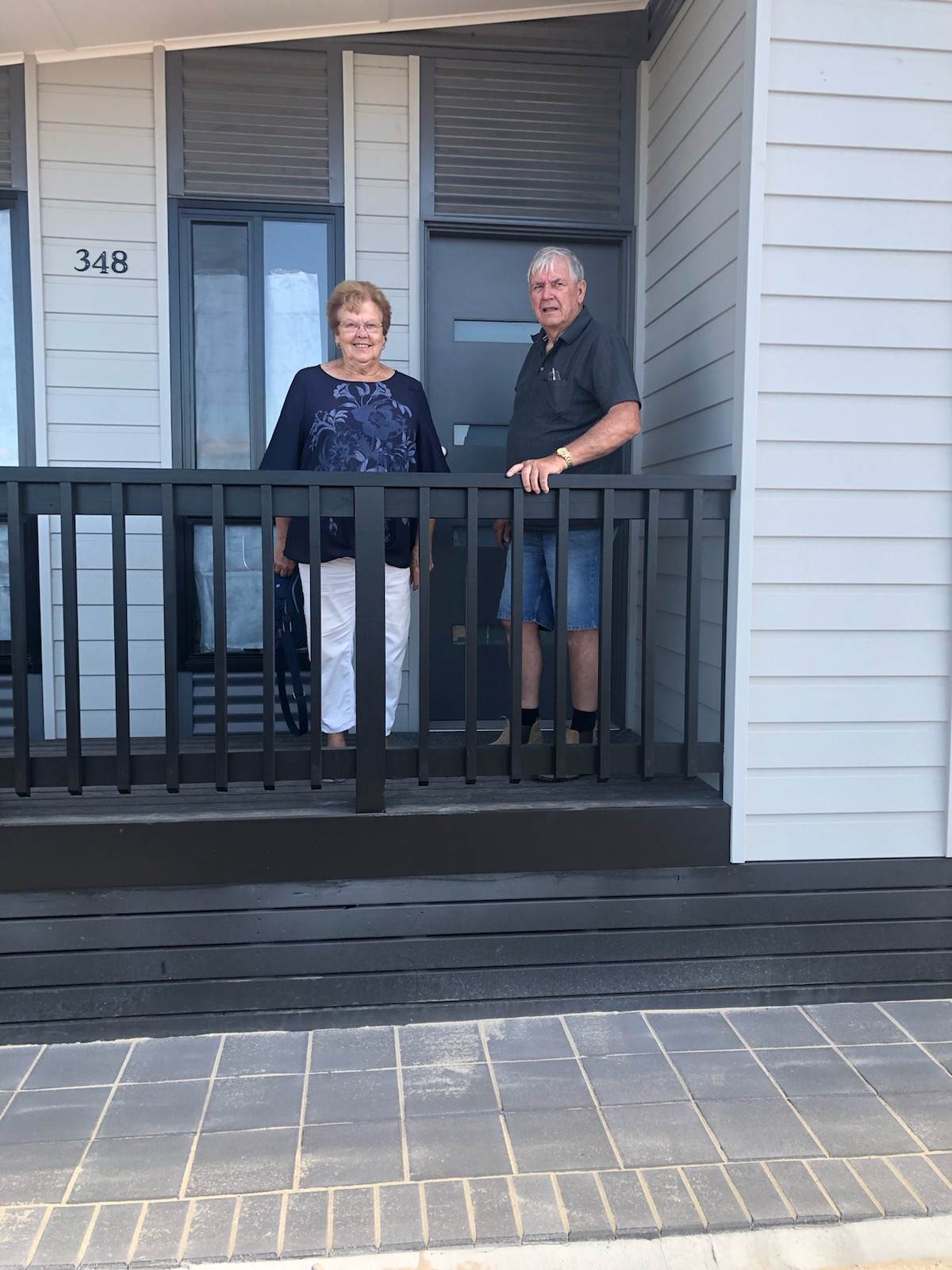 Image of Gloria and Geoff Hillier at their front porch